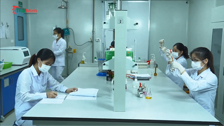 Bộ phận kiểm soát chất lượng QC của Nhà máy Thái Minh Hitech – Nơi đảm bảo nghiêm ngặt chất lượng của Vương Niệu Đan