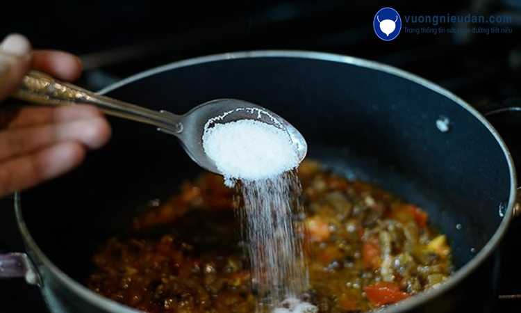 Giảm lượng muối trong nấu ăn để bảo vệ sức khoẻ