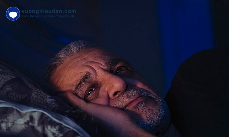 Người già là đối tượng chiếm tỷ lệ cao bị chứng đi tiểu đêm mất ngủ