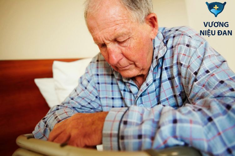 Tiểu đêm nhiều lần ở người già là tình trạng khiến nhiều người lo lắng