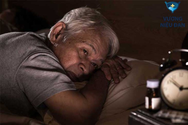 Tiểu đêm nhiều lần gây chứng mất ngủ ở người già