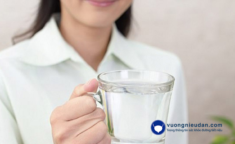 Uống nhiều nước là nguyên nhân phổ biến nhất gây nên cảm giác buồn tiểu liên tục