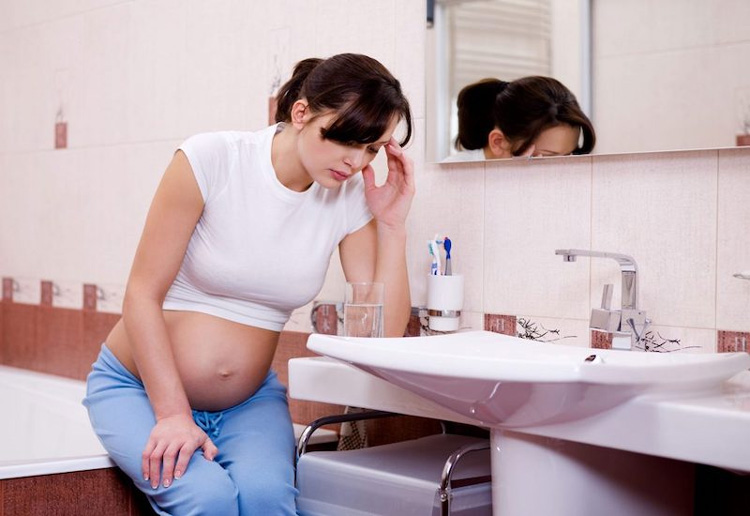 Trong thời gian mang thai, mẹ bầu có thể mắc chứng tiểu liên tục nhưng tiểu ít