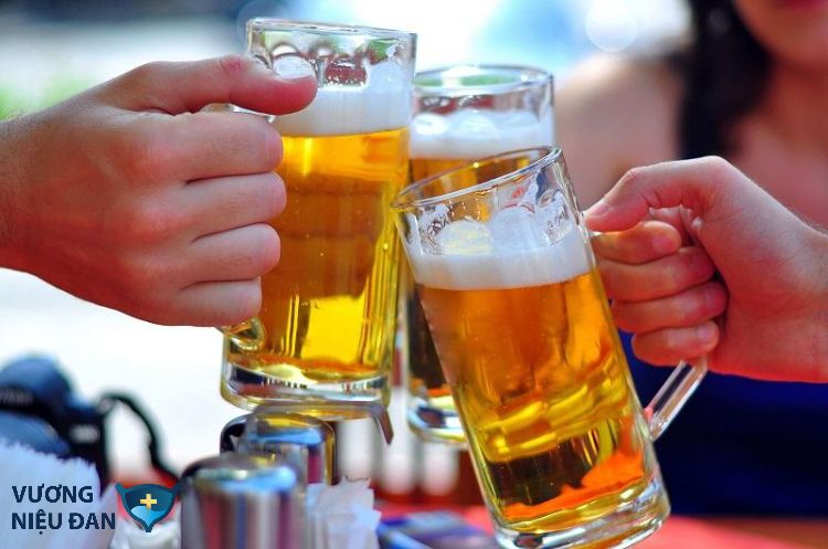 Sử dụng nhiều bia, rượu tăng nguy cơ gây són tiểu