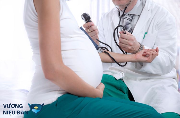 Phụ nữ mang thai, sinh con nhiều lần có nguy cơ cao bị són tiểu
