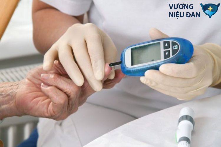 Mắc bệnh lý tiểu đường có thể là nguyên nhân gây tiểu són ở nam giới