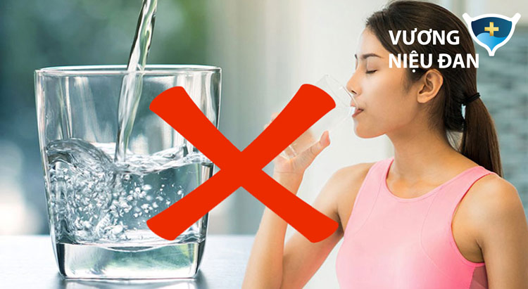 Không nên uống nước khi đang buồn đi tiểu