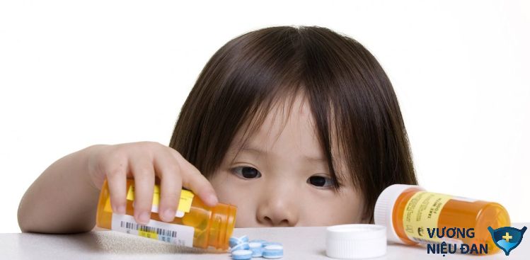 Thuốc kháng sinh được chỉ định khi trẻ bị tiểu không tự chủ do viêm đường tiết niệu