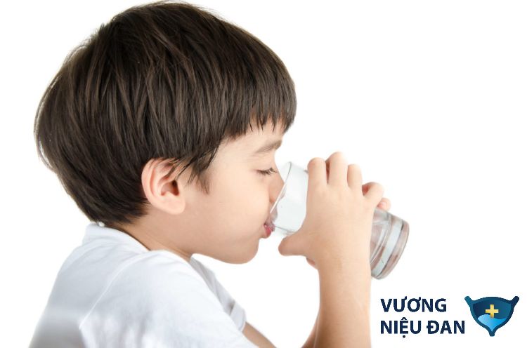 Cho trẻ uống đủ lượng nước vào ban ngày