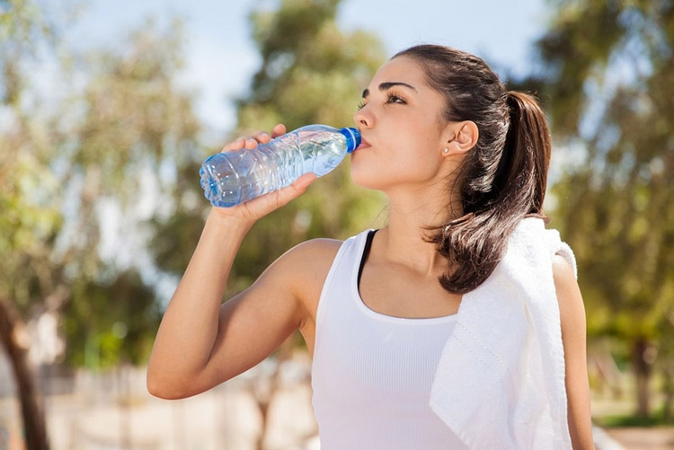 Uống đủ nước giúp ngăn ngừa nguy cơ mắc các bệnh liên quan đến nước tiểu