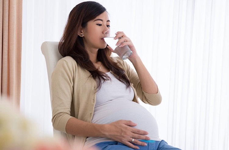 Uống nước nhiều tốt cho mẹ bầu nhưng hạn chế uống nhiều vào ban đêm 
