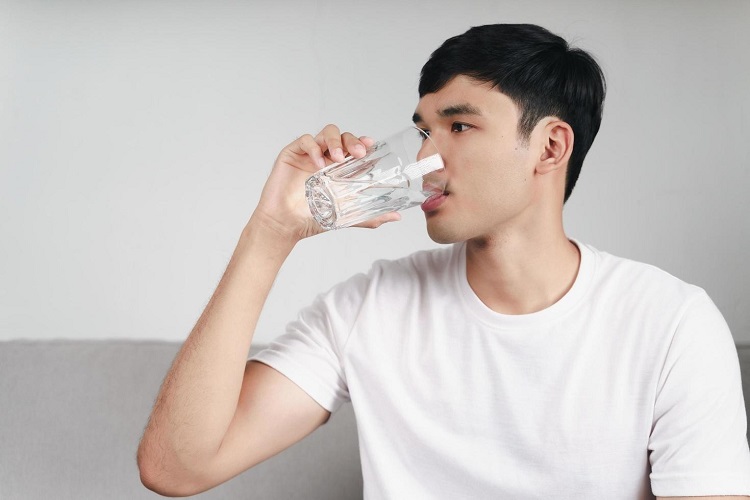 Không nên uống nhiều nước vào tối khi đi ngủ để hạn chế số lần tiểu về đêm 