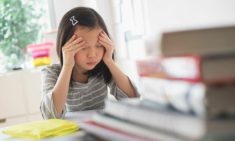 Căng thẳng, áp lực học hành cũng gây tiểu đêm nhiều ở trẻ lớn